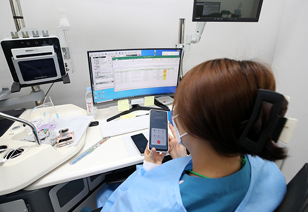 서울 서초구 연세곰돌이소아청소년과의원에서 송종근 원장이 코로나19 재택치료 전화상담을 하고 있다. (사진=저작권자(c) 연합뉴스, 무단 전재-재배포 금지)