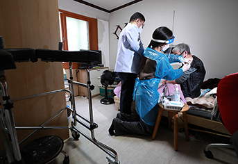 부산 남구 한 주택에서 남구 보건소 의료진이 어르신에게 코로나19 백신을 접종하고 있다. (사진=저작권자(c) 연합뉴스, 무단 전재-재배포 금지)
