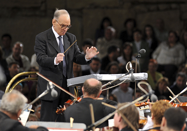 이탈리아 작곡가 엔니오 모리코네(Ennio Morricone)가 2009년 7월 12일 남서부 오흐리드의 고대극장에서 열린 제49회 오흐리드 여름축제 개막 전날 마케도니아 오페라 합창단을 지휘하고 있다. (사진=저작권자(c) AP/연합뉴스, 무단 전재-재배포 금지)