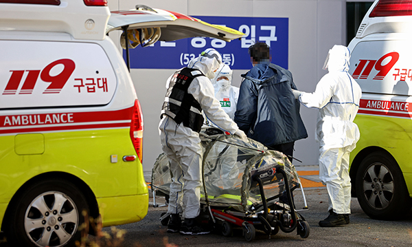 서울 은평구 서울시립서북병원에서 119 구급대원 및 의료진이 환자를 병원 안으로 안내하고 있다. (사진=저작권자(c) 연합뉴스, 무단 전재-재배포 금지)