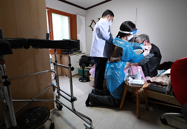 부산 남구 한 주택에서 남구 보건소 의료진이 어르신에게 코로나19 백신을 접종하고 있다. (사진=저작권자(c) 연합뉴스, 무단 전재-재배포 금지)