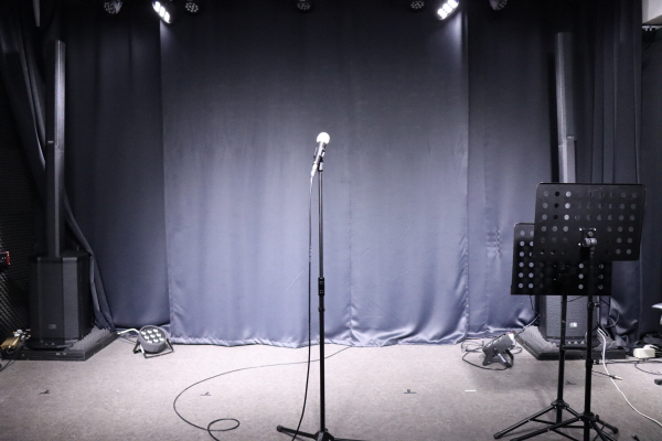 스튜디오를 공연이 가능한 소규모 공연장으로 꾸몄다.