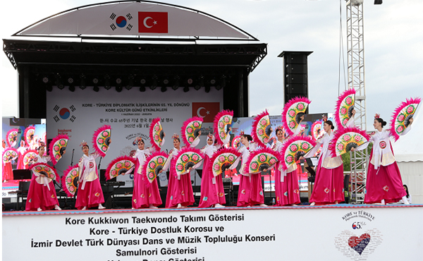 한-터 수교 65주년 기념행사에서 펼쳐진 부채춤 공연. (사진=주터키한국문화원)