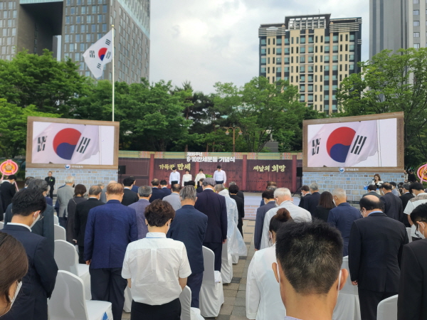 나라를 위해 희생한 순국선열에 대한 묵념으로 고귀한 희생에 대한 감사의 마음을 전한다.