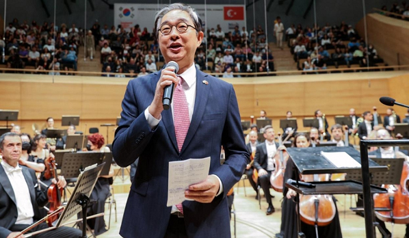 이원익 주터키한국대사가 지난 4일(현지시간) 터키 앙카라에서 열린 한-터 수교 65주년 기념 콘서트에서 축사를 하고 있다. (사진=주터키한국문화원)