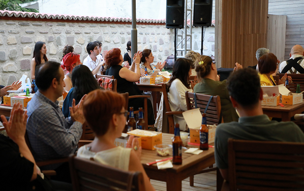 한국식 치맥과 함께 공연을 즐기고 있는 관람객들. (사진=주터키한국문화원)