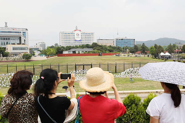 전망대에 올라 대통령실을 기념촬영하고 있는 방문객들. (사진=문화체육관광부 국민소통실)
