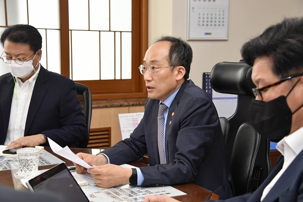 추경호 부총리 겸 기획재정부 장관이 14일 광화문 정부서울청사에서 열린 ‘부총리 주재 긴급 부내 간부회의’를 주재, 모두발언을 하고 있다. (사진=기획재정부)