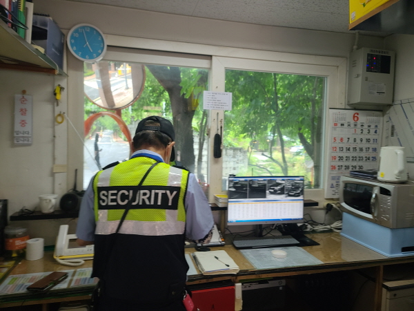 '고령자인재은행'을 통해 경비직에 취업한 김제덕씨의 직무만족도는 최상이다.