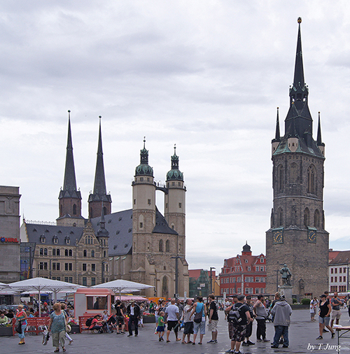 붉은 탑(오른쪽)과 성모교회(왼쪽)가 있는 할레의 심장, 시장광장(Markt Platz).