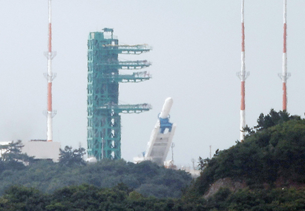 순수 국내 기술로 설계·제작된 한국형 발사체 누리호(KSLV-Ⅱ)가 2차 발사를 앞두고 지난 15일 오전 전남 고흥군 나로우주센터 발사대에서 기립되고 있다. (사진=저작권자(c) 연합뉴스, 무단 전재-재배포 금지)