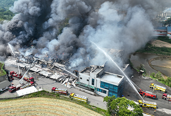 지난 5월 23일 오후 화재가 발생한 경기도 이천시의 한 물류창고에서 소방당국이 진화작업을 하고 있다. (사진=저작권자(c) 연합뉴스, 무단 전재-재배포 금지)