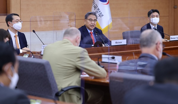 박진 외교부 장관이 지난 10일 한반도 클럽 및 평화 클럽 주한대사들을 대상으로 한 아웃리치 행사에 참석, 우리 정부의 대북정책을 소개했다. (사진=저작권자(c) 연합뉴스, 무단 전재-재배포 금지)