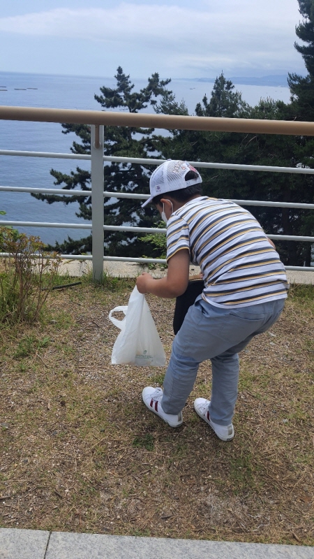 착한 여행을 위해 우리 가족은 줍깅을 실천했다.