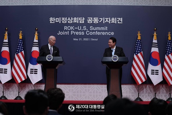 윤석열 대통령과 조 바이든 미국 대통령이 지난달 21일 서울 용산구 대통령실 청사 대강당에서 한미 정상회담 공동 기자회견을 하고 있다. (사진=제20대 대통령실)