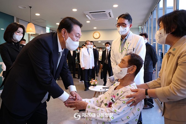 윤석열 대통령과 김건희 여사가 6일 서울 강동구 중앙보훈병원을 방문해 입원 치료 중인 국가유공자들을 위로하고 있다. (사진=제20대 대통령실)