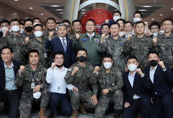 윤석열 대통령이 지난달 30일 오전 서울 용산 국방부·합참 청사를 방문, 공군 항공점퍼를 입고 이종섭 국방부 장관 등과 기념촬영을 하고 있다. (사진=저작권자(c) 연합뉴스, 무단 전재-재배포 금지)