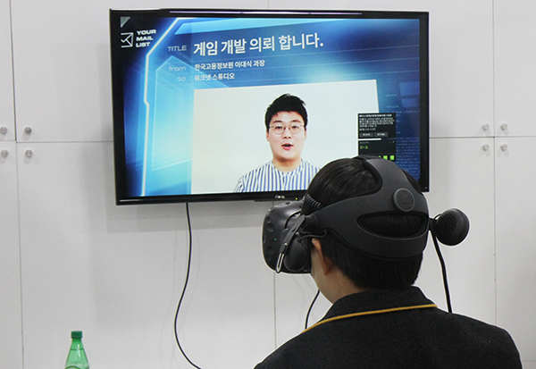 VR 콘텐츠를 체험하는 학생. (사진=한국고용정보원)