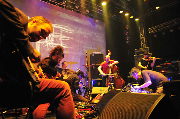 캐나다 밴드 ‘갓스피드 유! 블랙 엠퍼러(Godspeed You! Black Emperor)’가 2013년 4월 중국 수도 베이징의 탱고클럽에서 열린 라이브 공연에서 공연하고 있다. (사진=저작권자(c) Xinhua/연합뉴스, 무단 전재-재배포 금지)
