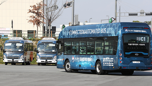 국토부와 한국교통연구원이 지난해 11월 세종시 일대에서 자율주행 버스를 C-ITS(차세대 지능형 교통체계)로 관제해 수요에 맞게 탄력적으로 운행하는 ‘자율협력 대중교통시스템’ 시연 행사를 하고 있다.(사진=저작권자(c) 연합뉴스, 무단 전재-재배포 금지)
