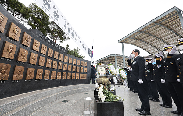 지난 3월 26일 열린 제12주기 천안함 46용사 추모식에서 최원일 전 천안함 함장과 참전 장병들이 헌화를 마친 후 경례하고 있다. (사진=저작권자(c) 연합뉴스, 무단 전재-재배포 금지)