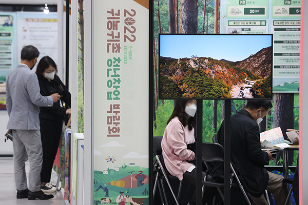 지난달 22일 서울 서초구 aT센터에서 열린 ‘2022 귀농귀촌 청년창업 박람회’에서 참관객들이 상담을 받고 있다.(사진=저작권자(c) 연합뉴스, 무단 전재-재배포 금지)