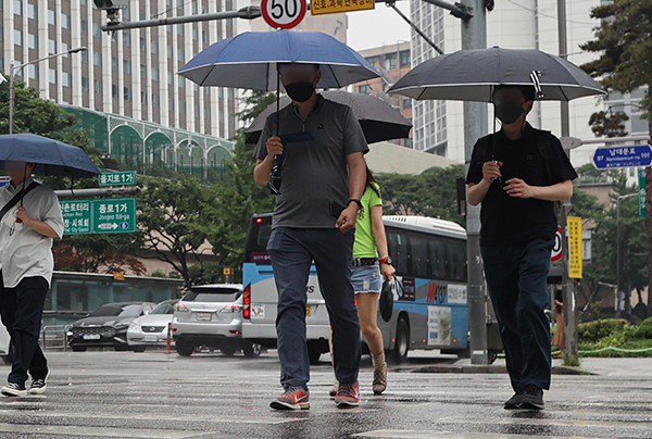 전국적인 장마 시작이 예보된 23일 오전 시민들이 서울 중구 을지로입구역 인근에서 우산을 쓰고 횡단보도를 건너고 있다. (사진=저작권자(c) 연합뉴스, 무단 전재-재배포 금지)