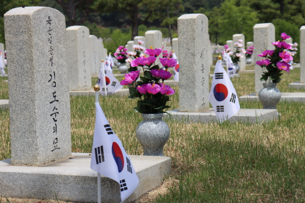 국립서울현충원 장병묘지에 걸린 태극기와 꽃.