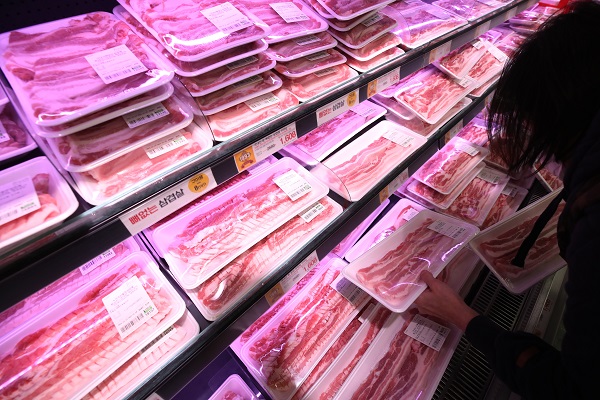 서울의 한 대형마트에서 시민이 돼지고기 등 할인 품목을 고르고 있다.(사진=저작권자(c) 연합뉴스, 무단 전재-재배포 금지)