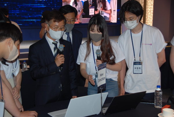 프로젝트를 보고하는 최종원 학생은 루마니어과를 전공했다.