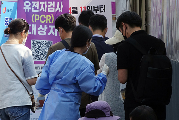 서울역 선별검사소에서 시민들이 검사 시작을 기다리고 있다. (사진=저작권자(c) 연합뉴스, 무단 전재-재배포 금지)