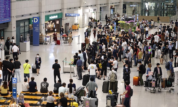 지난 23일 영종도 인천국제공항 제1여객터미널 입국장이 맞이객과 해외 입국자 등으로 붐비고 있다. (사진=저작권자(c) 연합뉴스, 무단 전재-재배포 금지)