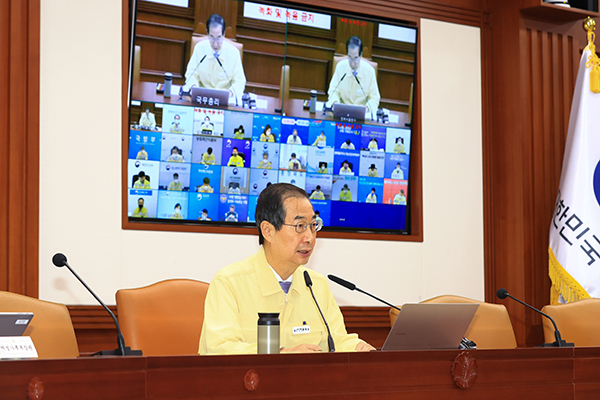 한덕수 국무총리가 1일 서울 세종로 정부서울청사에서 열린 코로나19 중대본 회의에서 발언하고 있다.(사진=국무조정실)