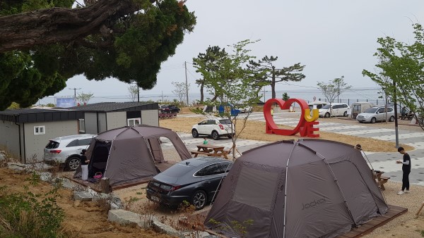 주말을 맞이해 많은 가족들이 캠핑장을 찾아왔다.