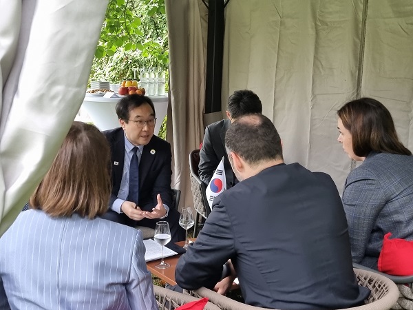 이도훈 외교부 2차관이 쿠브라코프 우크라이나 인프라부 장관과의 양자 회동을 가졌다. (사진=외교부)