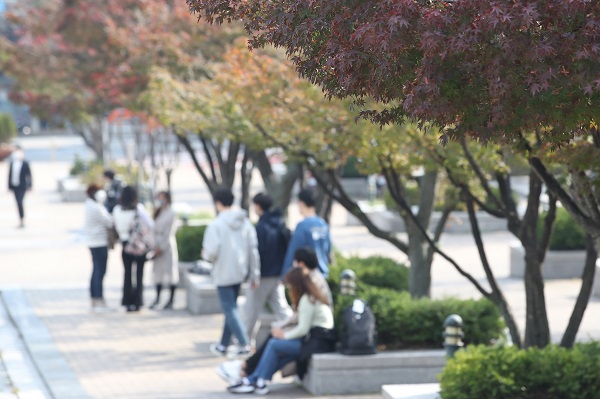서울의 한 대학교 교정에서 학생과 교직원들이 휴식을 취하고 있다. (사진=저작권자(c) 연합뉴스, 무단 전재-재배포 금지)