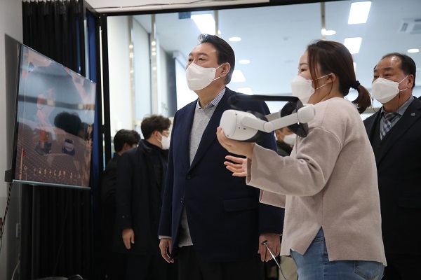 윤석열 대통령이 대선 후보 시절 충남 아산시 신창면 한국폴리텍대학 아산캠퍼스를 방문해 원격접속을 통한 가상 수업공간에 대한 설명을 듣고 있다. (사진=저작권자(c) 연합뉴스, 무단 전재-재배포 금지)