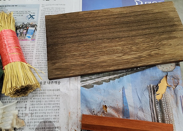 사포로 문질렀더니, 나뭇결이 뚜렷하게 나타났다.