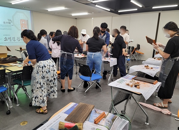 많은 사람이 집중해 만들었다.