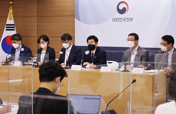 최상대 기획재정부 2차관이 지난 6일 세종시 정부세종청사에서 22년 국가재정전략회의 주요 내용을 설명하고 있다. (사진=저작권자(c) 연합뉴스, 무단 전재-재배포 금지)