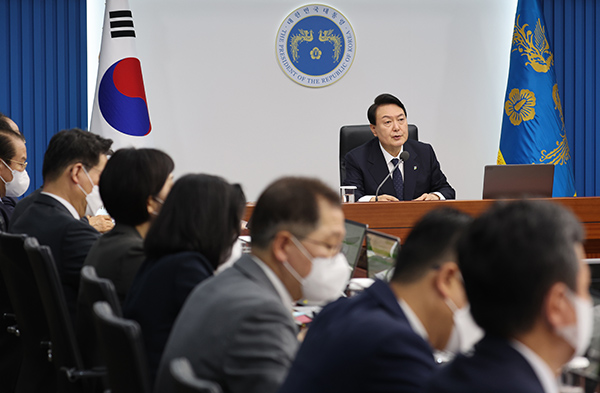 윤석열 대통령이 지난달 21일 서울 용산 대통령실 청사에서 국무회의를 주재하고 있다. 윤 대통령은 이날 “공공기관 혁신은 더 이상 미룰 수 없는 과제”라고 강조했다. (사진=저작권자(c) 연합뉴스, 무단 전재-재배포 금지)