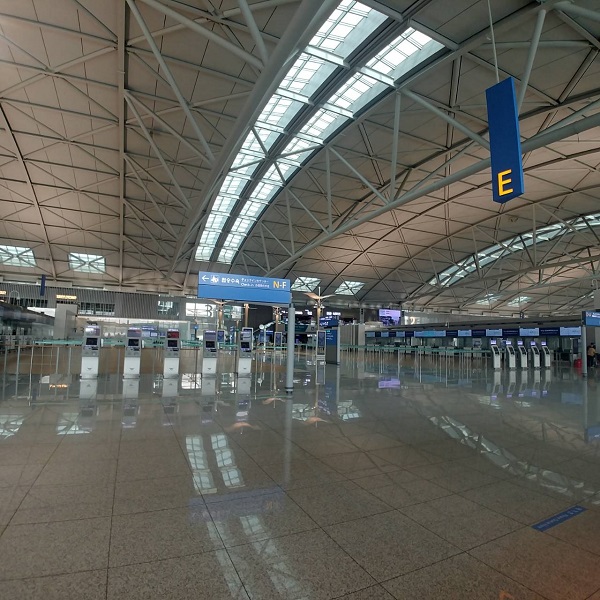 2022년 3월 인천국제공항의 모습. 폐쇄된 탑승구가 더 많았다.