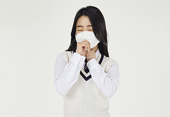 기침하고 있는 여학생.