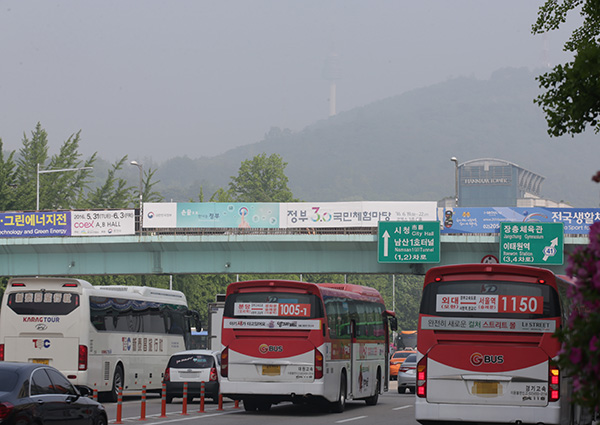 서울 한남대교 북단에서 출근길 시민들을 태운 광역버스들이 도로 위를 지나고 있다.(사진=저작권자(c) 연합뉴스, 무단 전재-재배포 금지)