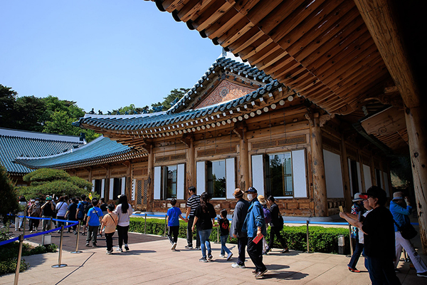 지난 5월 12일 청와대를 방문한 관람객들이 대통령 관저를 둘러보고 있다. (사진=문화체육관광부 국민소통실)