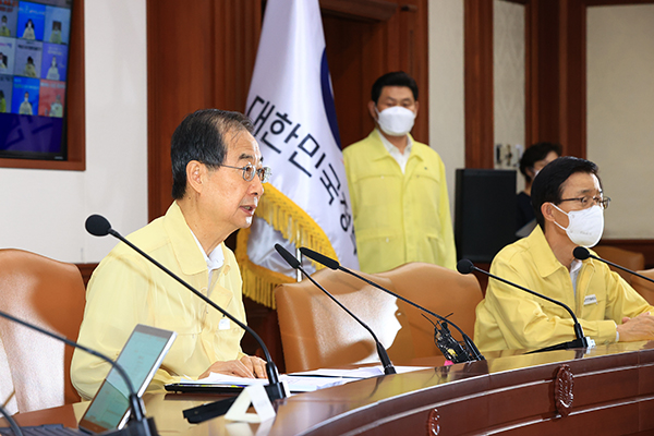 한덕수 국무총리가 13일 서울 세종로 정부서울청사에서 열린 코로나19 중대본 회의를 주재하고 있다.(사진=국무조정실)