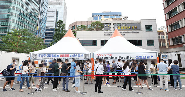지난 12일 오전 서울 강남구보건소에 마련된 선별진료소를 찾은 시민들이 검사 순서를 기다리고 있다. (사진=저작권자(c) 연합뉴스, 무단 전재-재배포 금지)