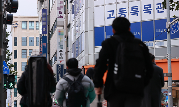 대치동 학원가 오가는 학생들. (사진=저작권자(c) 연합뉴스, 무단 전재-재배포 금지)