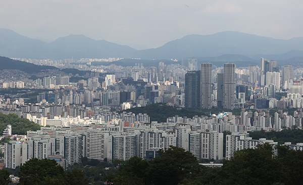 서울 남산에서 바라본 도심 아파트 모습.(사진=저작권자(c) 연합뉴스, 무단 전재-재배포 금지)