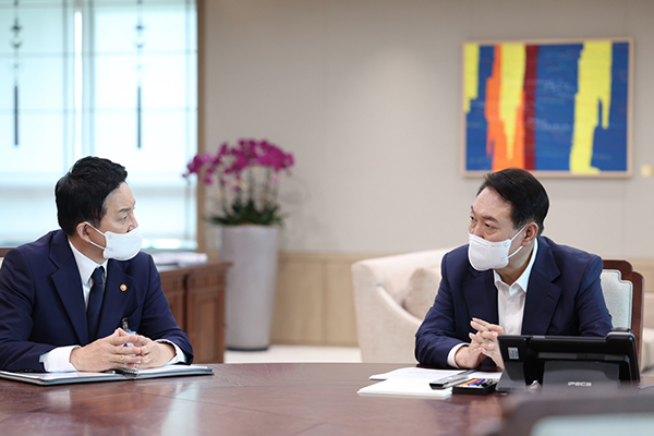 윤석열 대통령이 18일 서울 용산 대통령실 청사에서 원희룡 국토교통부 장관으로부터 업무보고를 받고 있다. (사진=대통령실)